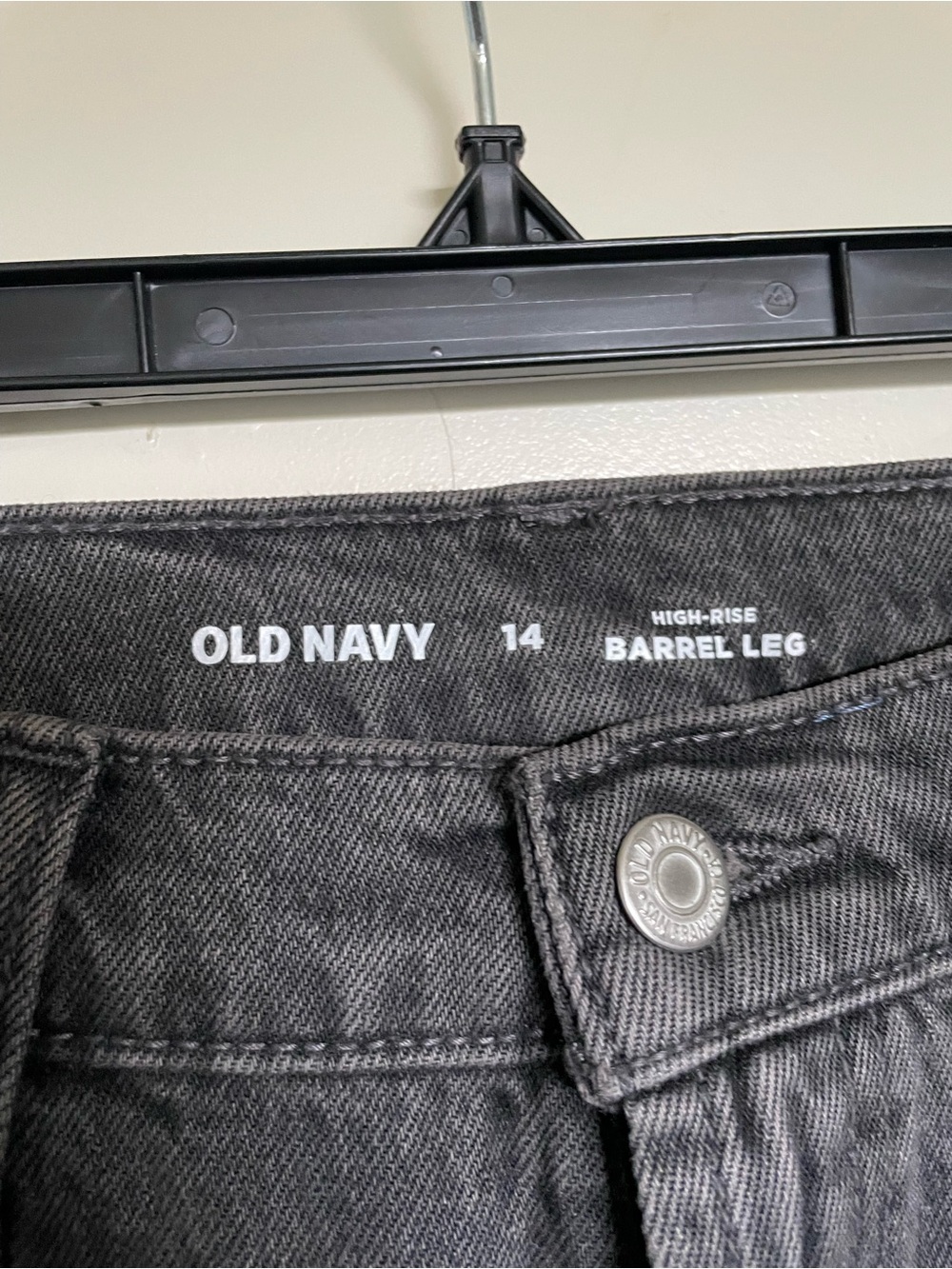 Old Navy Women’s SZ 14 High Waisted Barrel Leg Jeans in Black - Picture 3 of 3